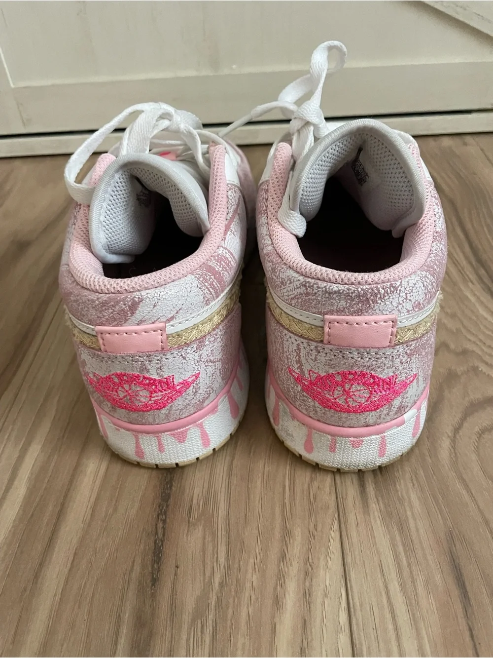 Air Jordan 1 Low SE GS Paint Drip Pink Gold Sneakers Size 6Y / Women’s 7.5